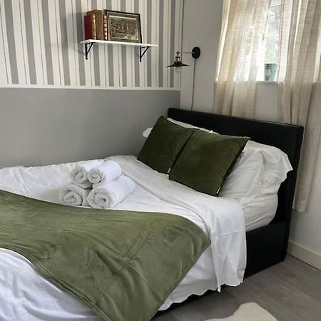 One Bedroom Putney Village Flat Londra Esterno foto