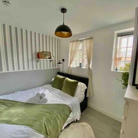 One Bedroom Putney Village Flat Londra Esterno foto