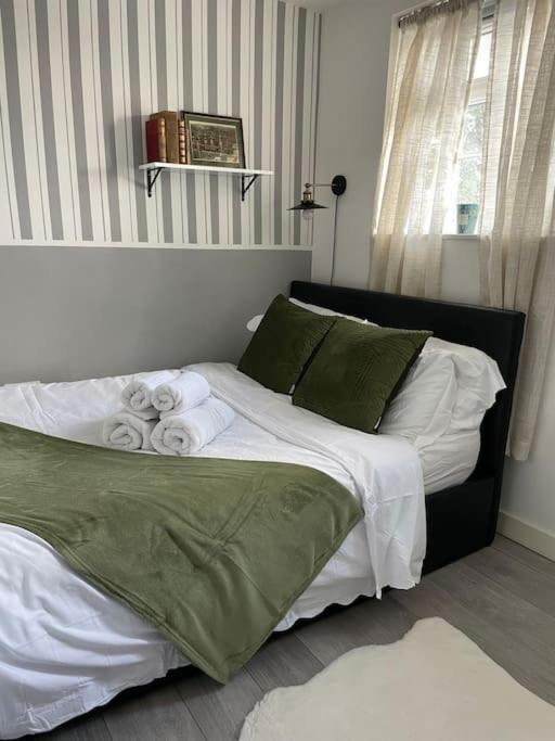 One Bedroom Putney Village Flat Londra Esterno foto