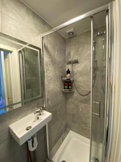 One Bedroom Putney Village Flat Londra Esterno foto