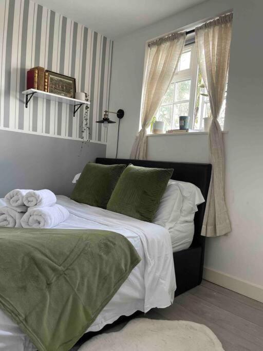 One Bedroom Putney Village Flat Londra Esterno foto