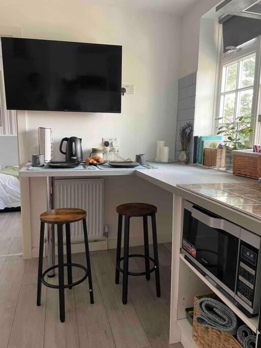 One Bedroom Putney Village Flat Londra Esterno foto