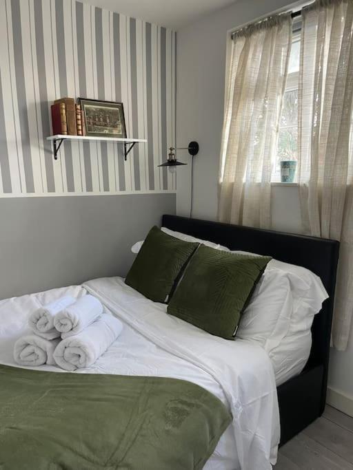 One Bedroom Putney Village Flat Londra Esterno foto