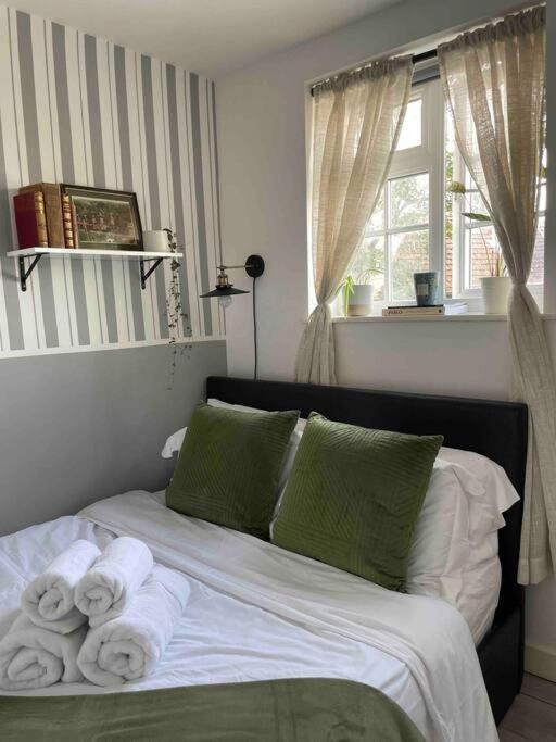 One Bedroom Putney Village Flat Londra Esterno foto